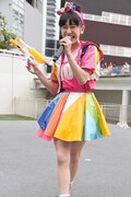 水鉄砲を片手に歌う小泉遥香。
