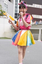 水鉄砲を片手に歌う小泉遥香。