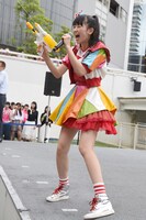 水鉄砲を片手に歌う坂井仁香。