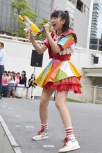 水鉄砲を片手に歌う坂井仁香。