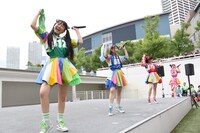 タオルを振り回しながら「フレ！フレ！」を歌うときめき▽宣伝部。