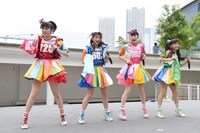 タオルを振り回しながら「フレ！フレ！」を歌うときめき▽宣伝部。