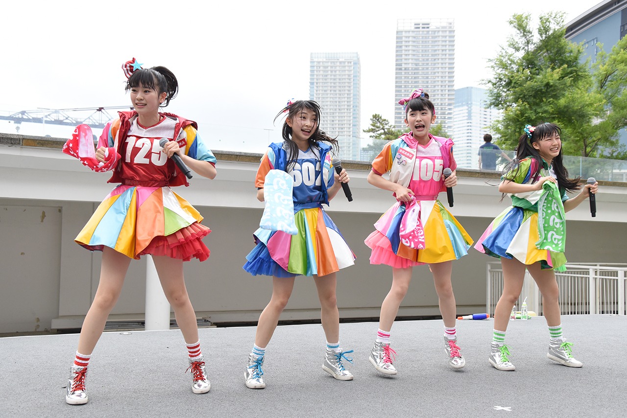 タオルを振り回しながら「フレ！フレ！」を歌うときめき▽宣伝部。