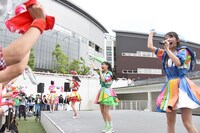 タオルを振り回しながら「フレ！フレ！」を歌うときめき▽宣伝部。