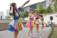 宣伝部員に「ひよこ組！」と叫ばせて新入部員を呼び込むときめき▽宣伝部。