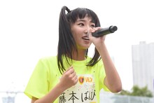 宣伝部員に挨拶する藤本ばんび。