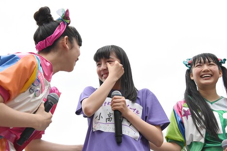 辻野かなみの挨拶を聞いて涙を流す小高サラ。