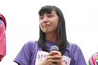 辻野かなみの挨拶を聞いて涙を流す小高サラ。