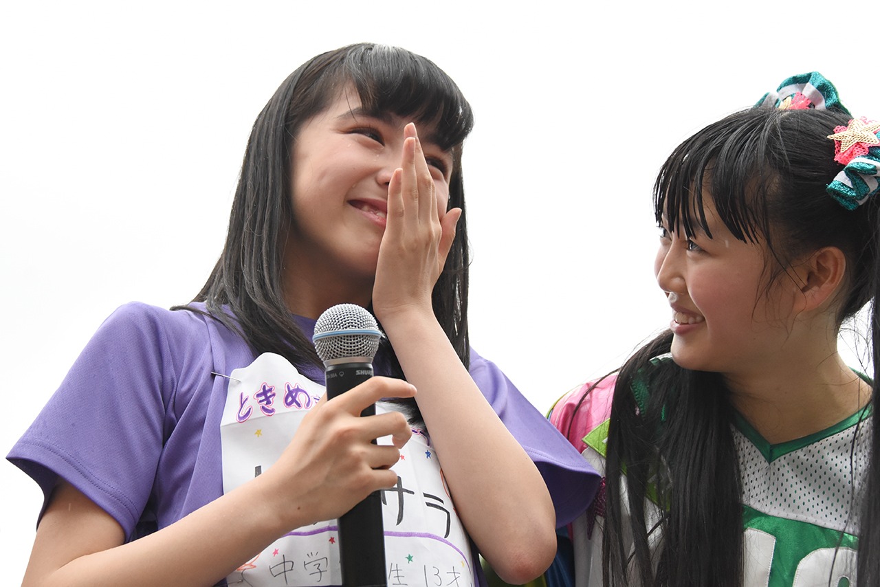 辻野かなみの挨拶を聞いて涙を流す小高サラ。