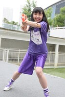 水鉄砲で宣伝部員に水を浴びせる小高サラ。