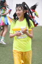 水鉄砲を持つ藤本ばんび。