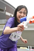 水鉄砲で宣伝部員に水を浴びせる小高サラ。