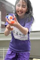 水鉄砲を発射する小高サラ。