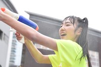 水鉄砲で宣伝部員に水を浴びせる藤本ばんび。