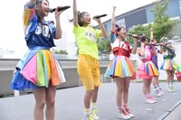 大雨の中パフォーマンスを終えたときめき▽宣伝部。