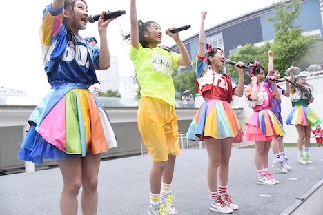 大雨の中パフォーマンスを終えたときめき▽宣伝部。