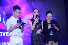 北京で記者会見に臨んだ中島美嘉（中央）。