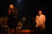 「YUKIGUNI」を歌うKUと、それを聴く吉幾三。