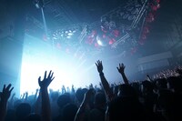 「FRONT CHAPTER - THE FINAL SESSION - LAY YOUR HANDS ON ME SPECIAL LIVE」の様子。