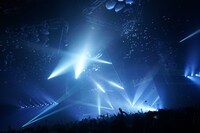 ライブのエンディングで羽根が舞う様子。