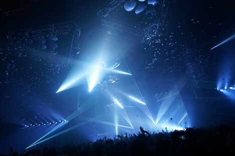 ライブのエンディングで羽根が舞う様子。