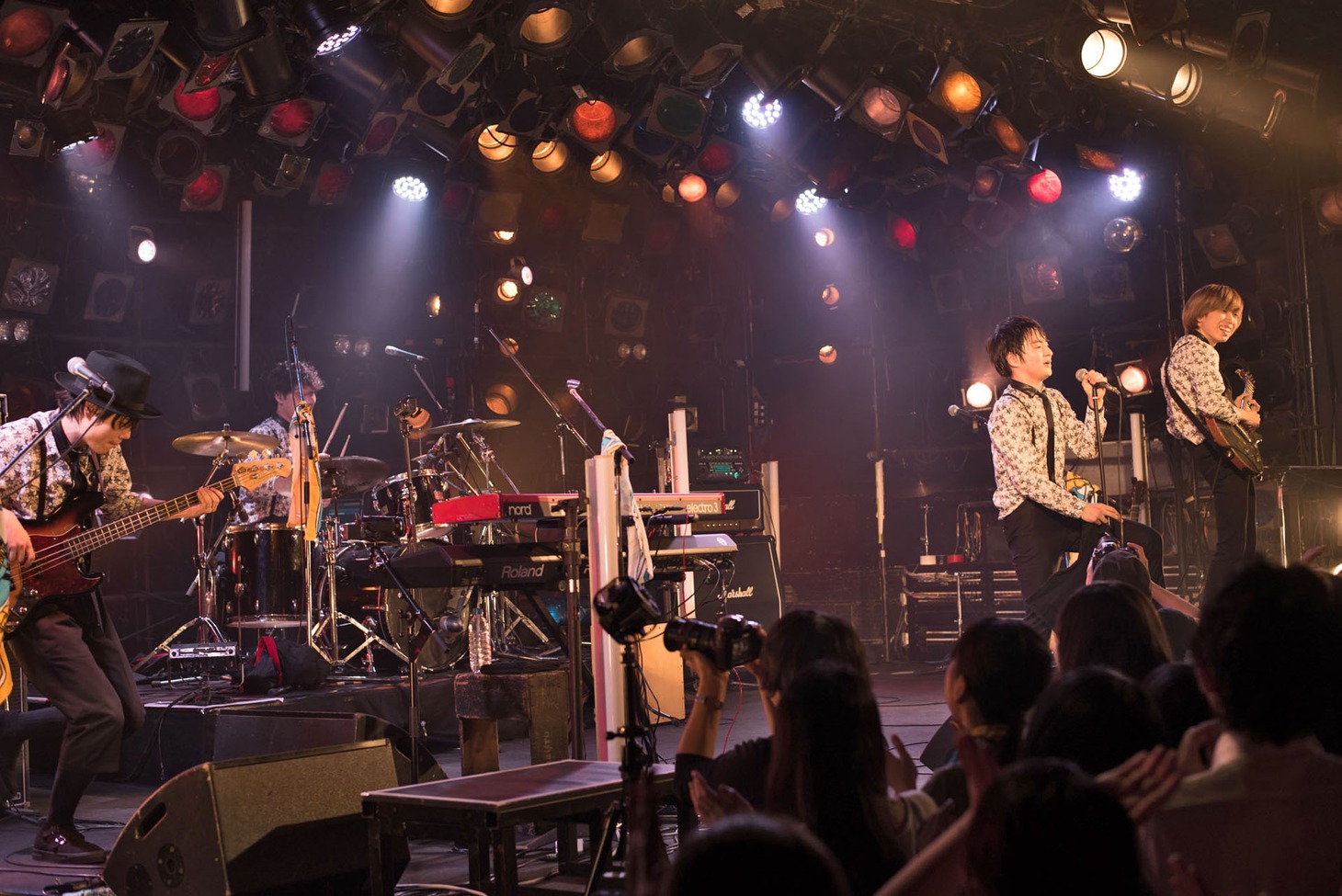 「Official髭男dism one-man tour 2017」渋谷CLUB QUATTRO公演の様子。