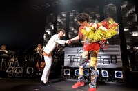 左からサプライズで出演した三浦大知、花束を手にするKREVA。（撮影：半田安政）