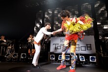 左からサプライズで出演した三浦大知、花束を手にするKREVA。（撮影：半田安政）