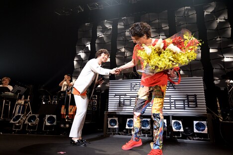 左からサプライズで出演した三浦大知、花束を手にするKREVA。（撮影：半田安政）