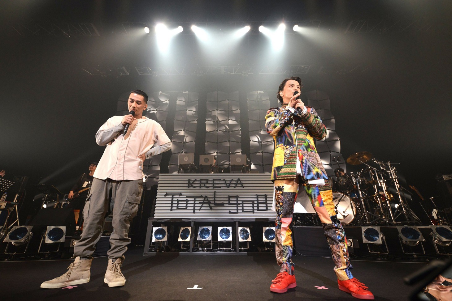 左からAKLO、KREVA。（撮影：半田安政）