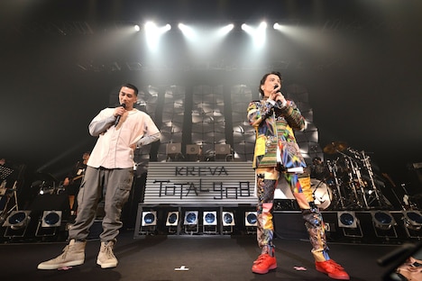 左からAKLO、KREVA。（撮影：半田安政）