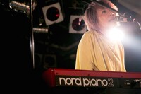 竹下麻衣子（Vo, Piano / I-RabBits）（Photo by kaochi）