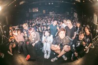 あいくれ「読まずに食べないでツアー」最終公演での記念写真。（Photo by kaochi）