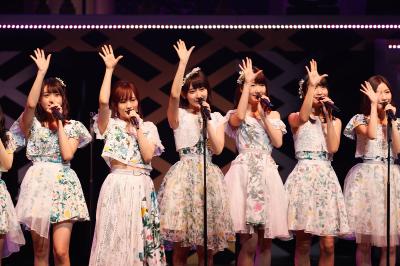 「君はメロディー」歌唱の様子。(c)AKS