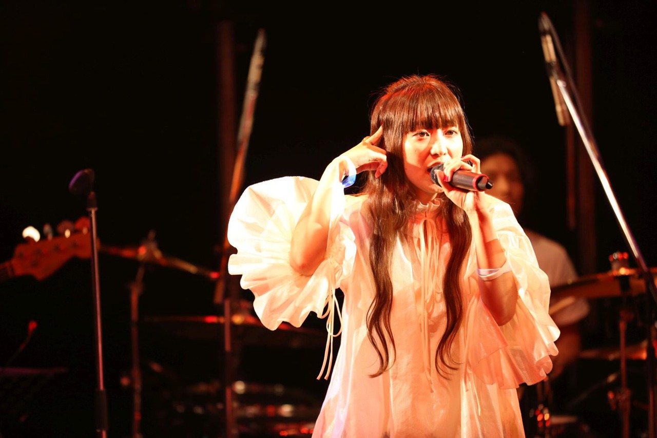 うらら（Vo）（撮影：當摩果奈絵）