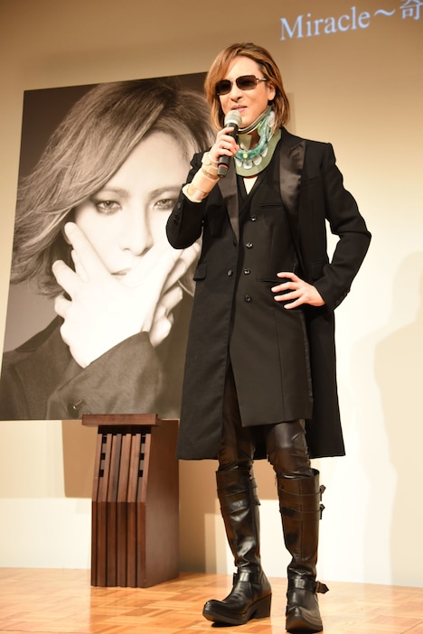 立ったまま会見に臨むYOSHIKI。
