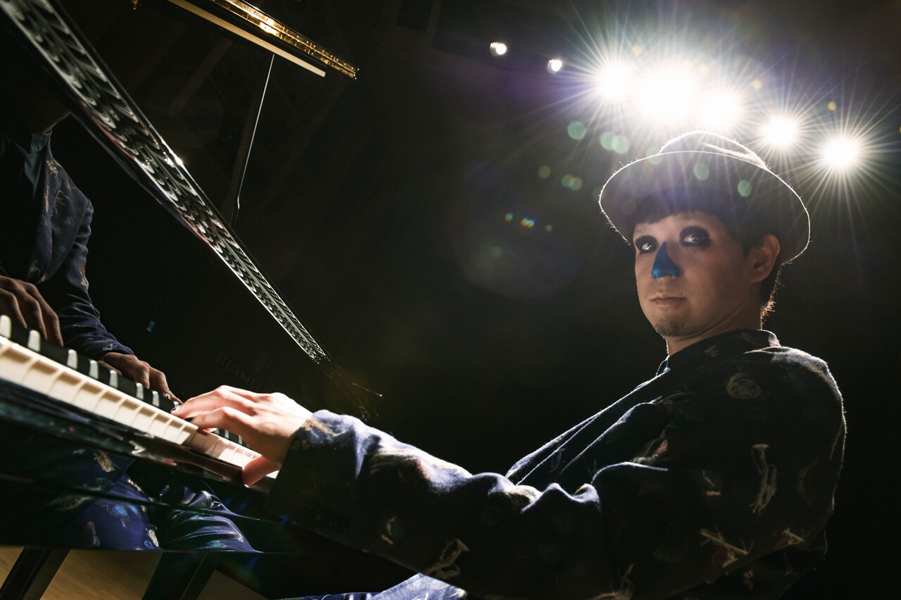 H ZETT M×川村ケンスケ、軽快なダンスで魅せる「嬉しさを抱きしめて」MV