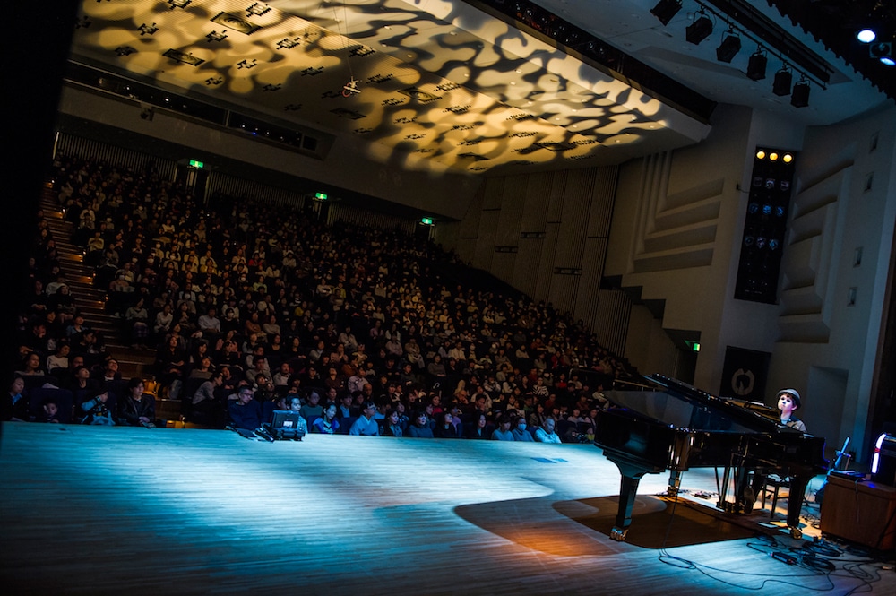 H ZETT M「ピアノ独演会」の様子。（Photo by Yuta Ito）