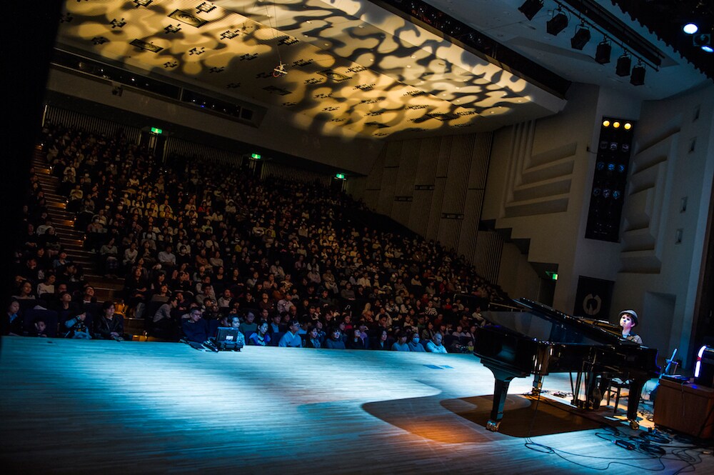H ZETT M「ピアノ独演会」の様子。（Photo by Yuta Ito）
