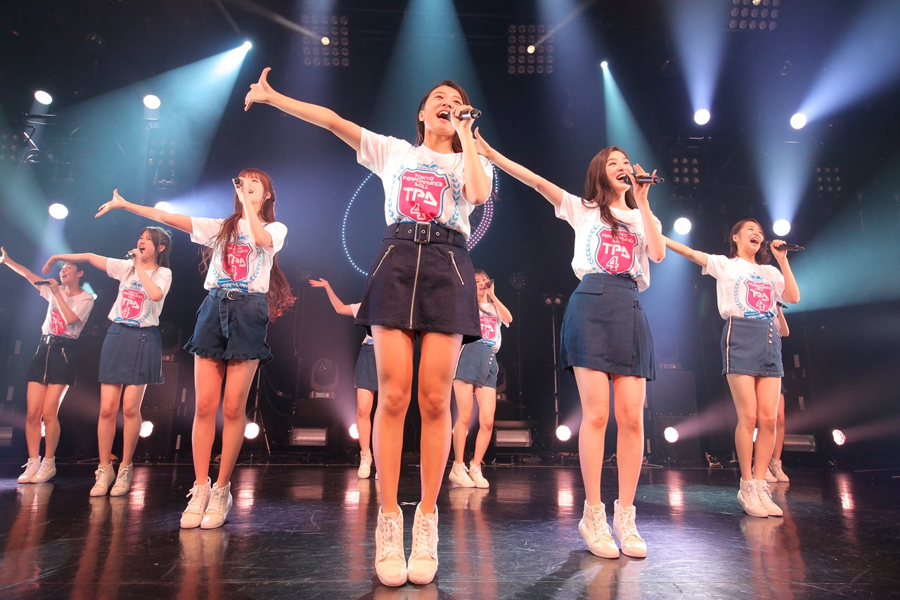 「東京パフォーマンスドール 4th Anniversary ダンスサミット」初日公演の様子。（写真提供：EPICレコードジャパン）
