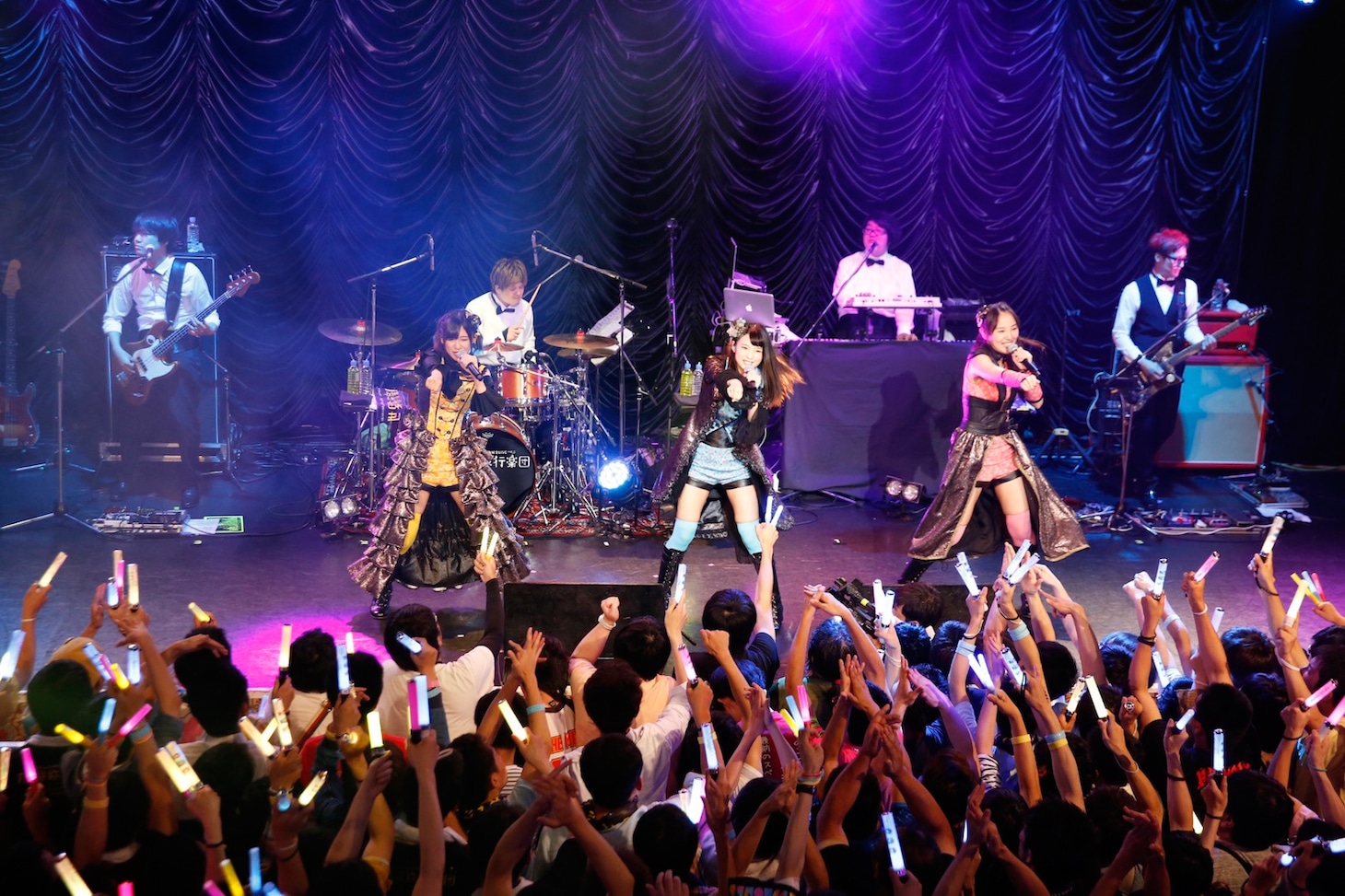 イヤホンズ2周年記念LIVE「月世界旅行楽団」の様子。（撮影：中島たくみ）