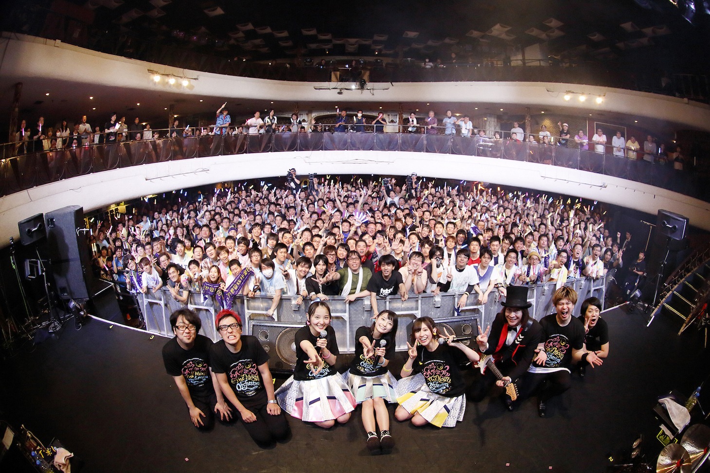 イヤホンズ2周年記念LIVE「月世界旅行楽団」の様子。（撮影：中島たくみ）