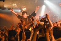 菅ひであき（B, Cho）（撮影：イトウユキ）