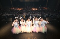 ロッカジャポニカ「ロッカジャポニカ 4th TOUR ～Revenge for 1000～」神奈川・CLUB CITTA'公演で行われた記念撮影。（撮影：笹森健一）