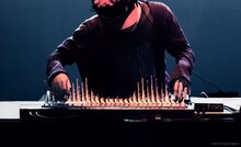 “アレイ・ムビラ”を演奏するAmetsub。