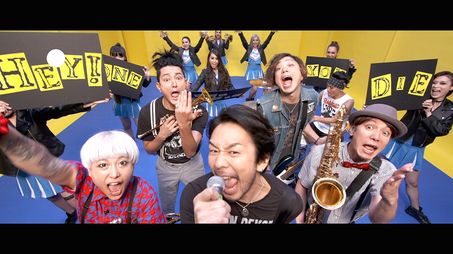 HEY-SMITH「Let It Punk」ミュージックビデオのワンシーン。
