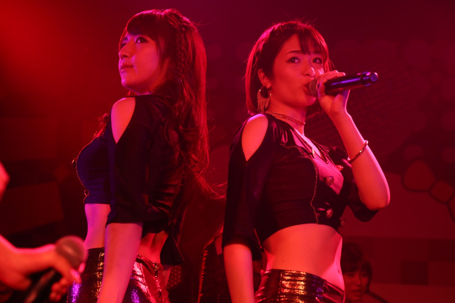 左から神咲詩織、川上奈々美。（写真提供：ポニーキャニオン）