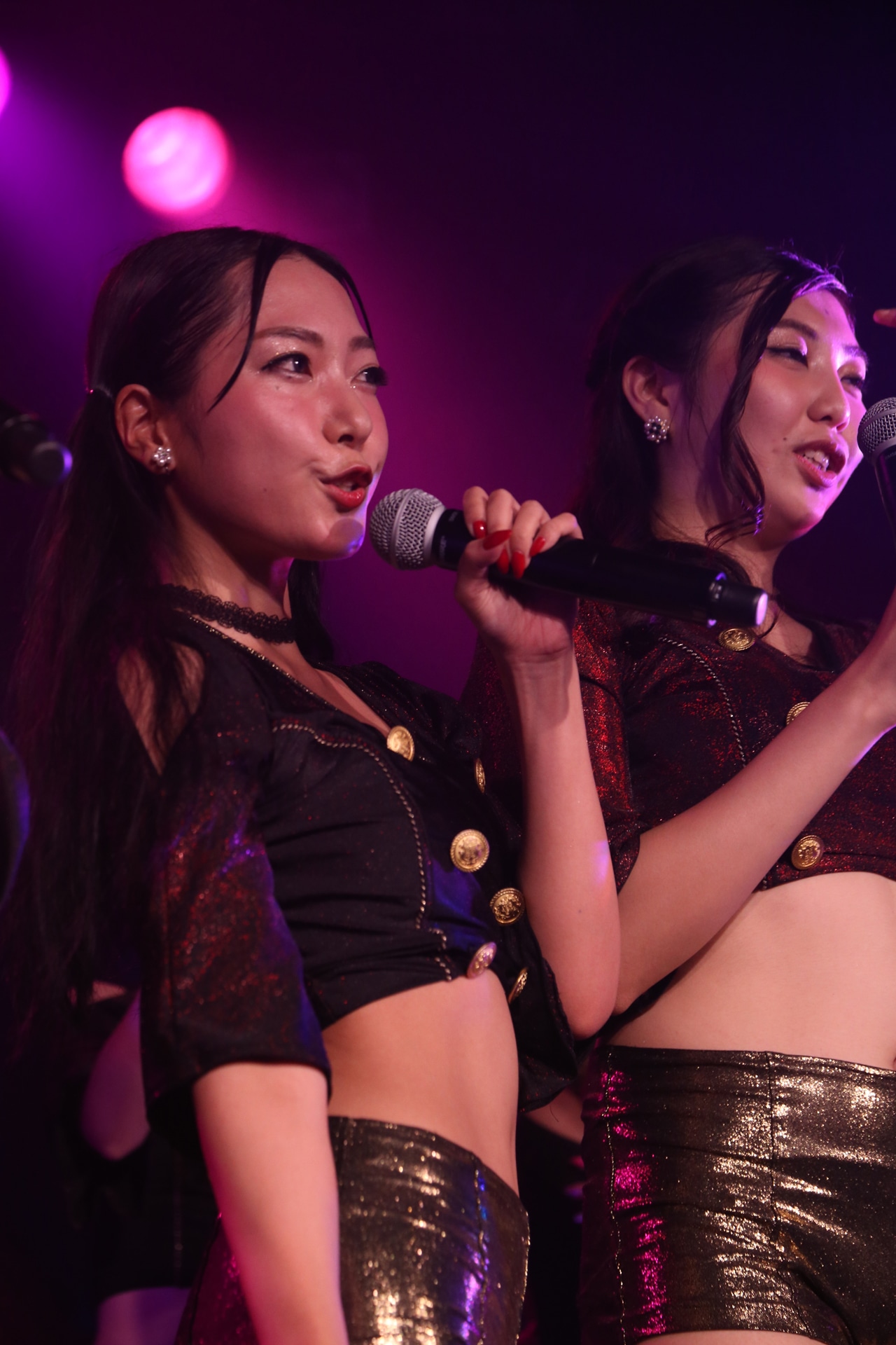 三田羽衣（左）（写真提供：ポニーキャニオン）