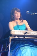 ただただ気持ちよさそうにピアノを演奏する神咲詩織。（写真提供：ポニーキャニオン）