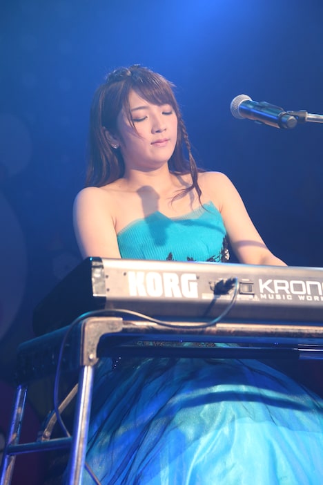 ただただ気持ちよさそうにピアノを演奏する神咲詩織。（写真提供：ポニーキャニオン）